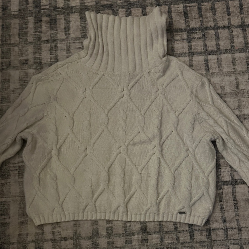 Hollister Cream Cable Knit Turtleneck Sweater